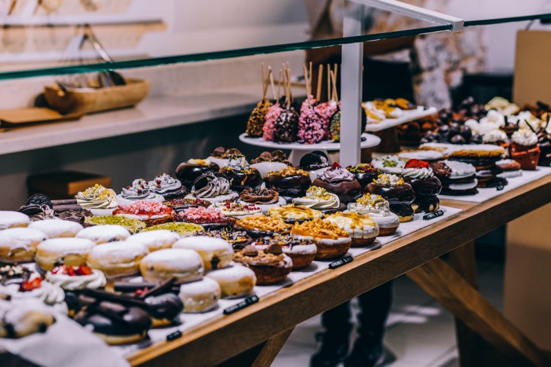 boulangerie-FORCALQUEIRET-min_shop_dessert_pastry_bakery_counter-184398